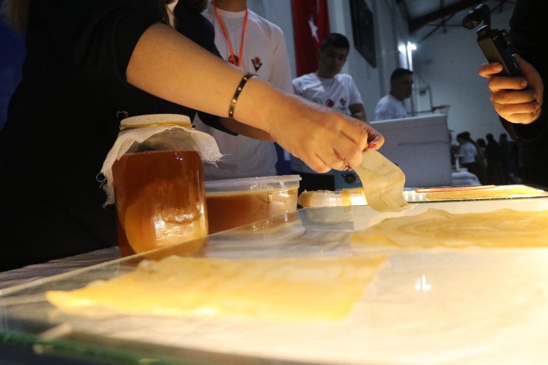 BOLU'DA LİSELİLERDEN ÇIĞIR AÇAN BULUŞ! MANTARDAN VEGAN DERİ ÜRETTİLER