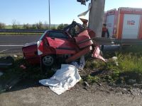 BOLU'DA FECİ KAZA! YÖN DİREĞİNE ÇARPAN OTOMOBİLDE 2 KİŞİ HAYATINI KAYBETTİ